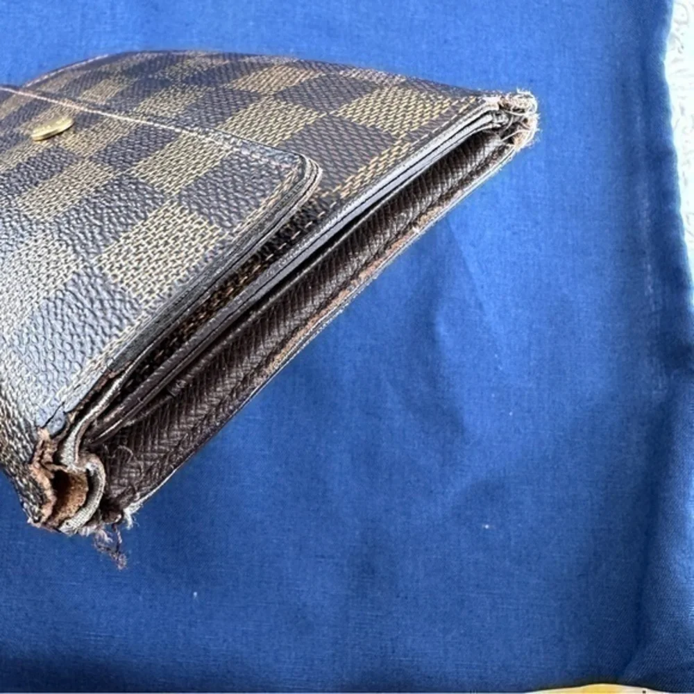 AUTHENTIC Louis Vuitton wallet. Monogram canvas.